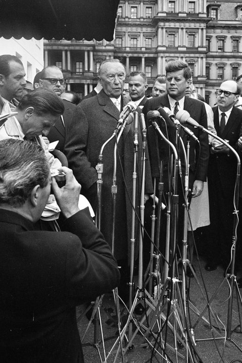 Vor der Presse Einigkeit – hinter verschlossenen Türen Meinungsunterschiede: Bundeskanzler Konrad Adenauer und US-Präsident John F. Kennedy in Washington, April 1961