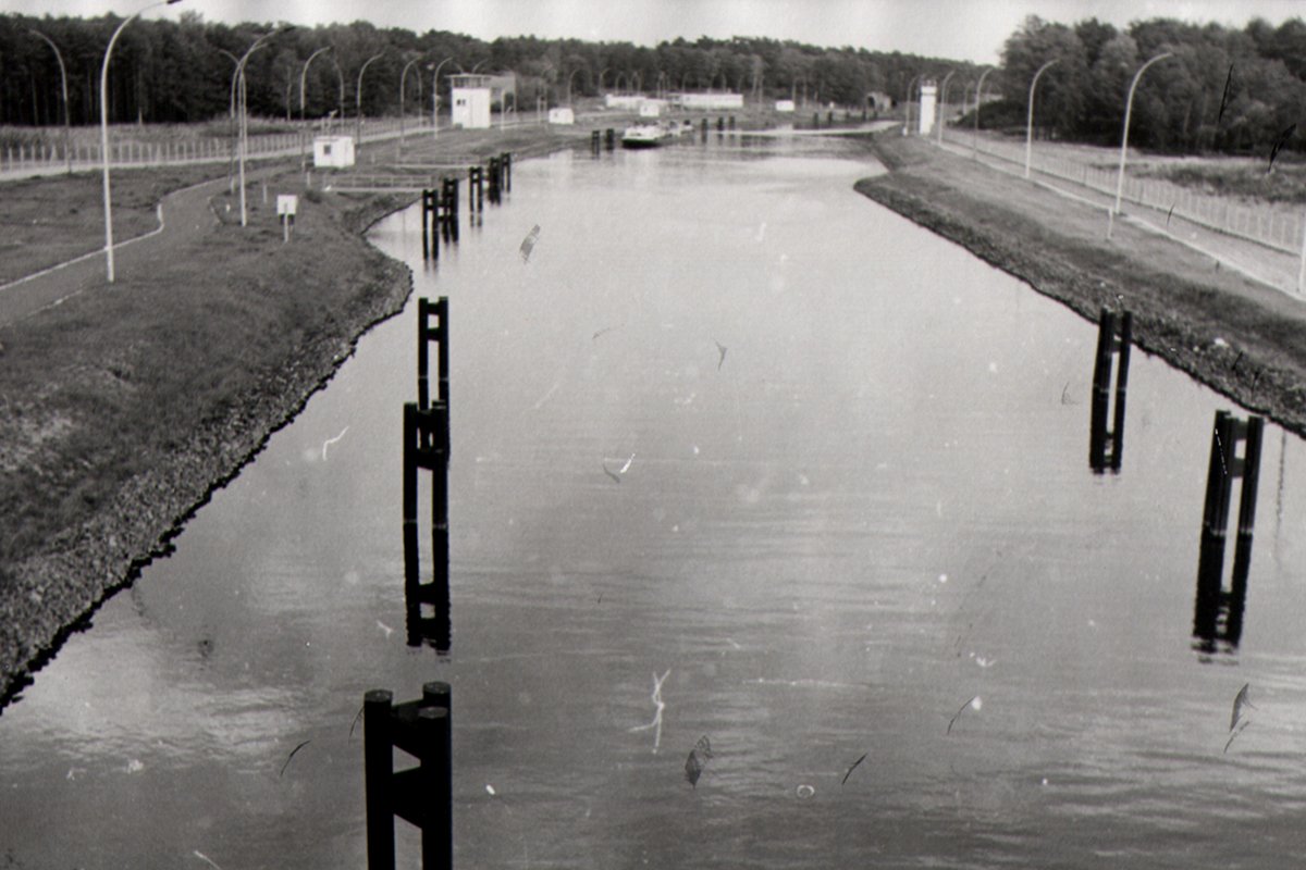 Teltowkanal, ehemaliger DDR-Wasser-Grenzübergang Dreilinden, Blick von der Kolonnenwegbrücke des Todesstreifens / von der stillgelegten Autobahnbrücke des alten AVUS-Zubringers, Aufnahme 1980er Jahre Teltowkanal, ehemaliger DDR-Wasser-Grenzübergang Dreilinden, Blick von der Kolonnenwegbrücke des Todesstreifens / von der stillgelegten Autobahnbrücke des alten AVUS-Zubringers, Aufnahme 1980er Jahre