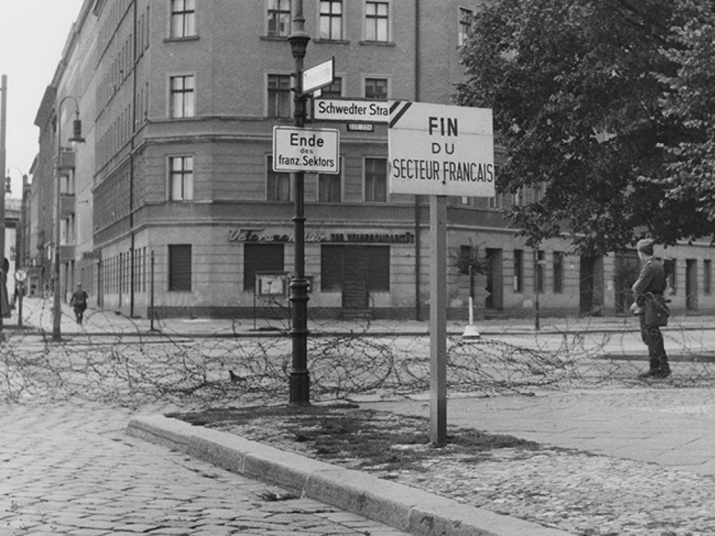 Stacheldrahtsperren in der Schwedter-/Ecke Bernauer Straße; Aufnahme 13. August 1961 Stacheldrahtsperren in der Schwedter-/Ecke Bernauer Straße; Aufnahme 13. August 1961