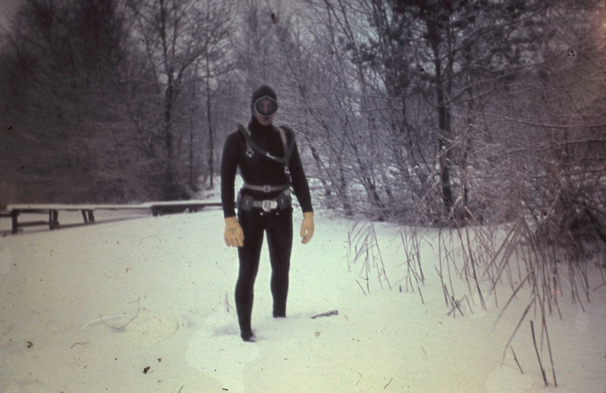 Gelungene Flucht durch Potsdamer Grenzgewässer: Hubert Hohlbein in seinem selbst angefertigten Tauchanzug für die geplante Flucht. Der befreundete Fotograf bewahrte die Fotos in der DDR auf; Aufnahme Winter 1963 Gelungene Flucht durch Potsdamer Grenzgewässer: Hubert Hohlbein in seinem selbst angefertigten Tauchanzug für die geplante Flucht. Der befreundete Fotograf bewahrte die Fotos in der DDR auf; Aufnahme Winter 1963