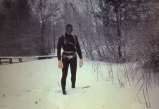 Gelungene Flucht durch Potsdamer Grenzgewässer: Hubert Hohlbein in seinem selbst angefertigten Tauchanzug für die geplante Flucht. Der befreundete Fotograf bewahrte die Fotos in der DDR auf; Aufnahme Winter 1963