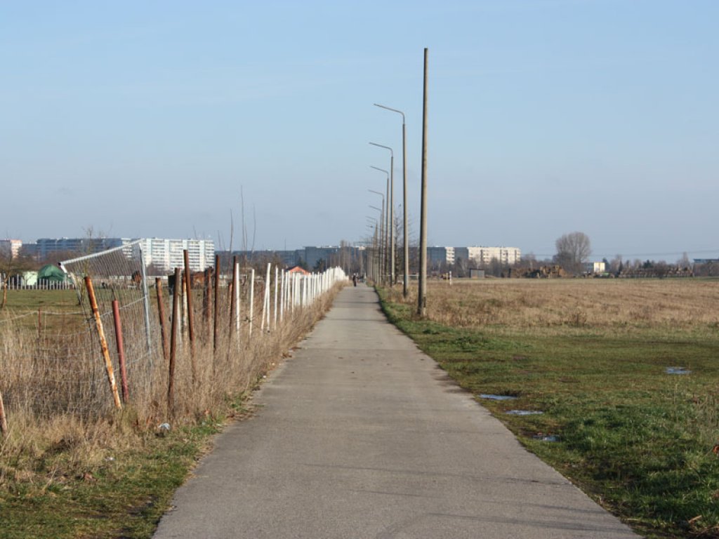 Kolonnenweg und Lichttrasse (ohne Lampen) der DDR-Grenzanlagen westlich der Waltersdorfer Chaussee in Berlin-Schönefeld (6); Aufnahme 2015