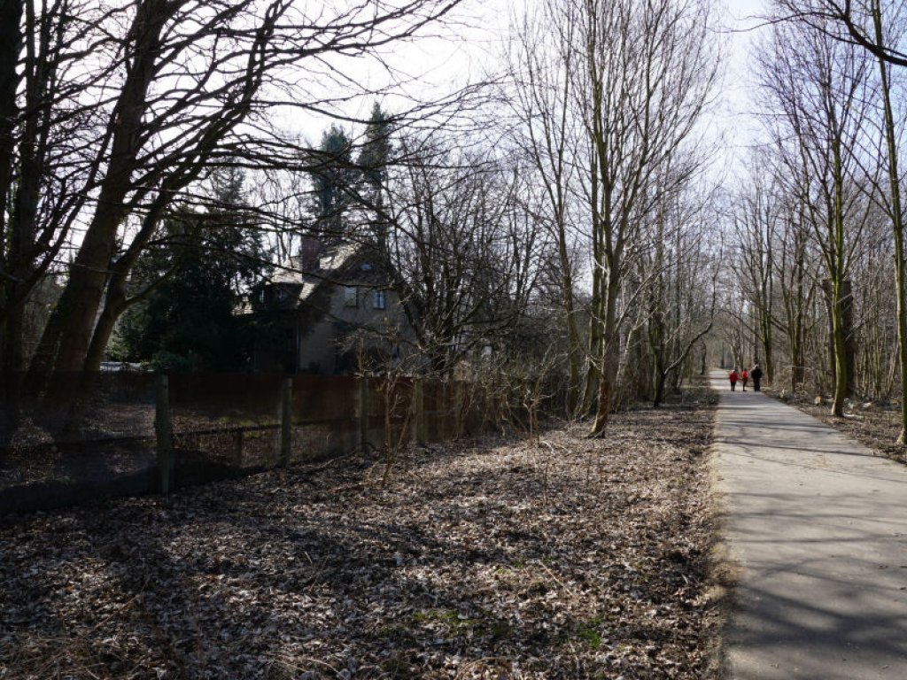 Rekonversion von Streckmetallgitterzaunteilen der DDR-Grenzanlagen als Gartenzaun in Teltow-Seehof; Aufnahme 2015  Rekonversion von Streckmetallgitterzaunteilen der DDR-Grenzanlagen als Gartenzaun in Teltow-Seehof; Aufnahme 2015