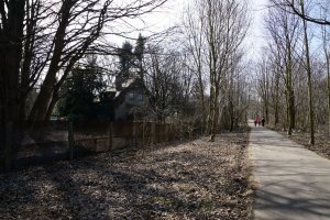 Rekonversion von Streckmetallgitterzaunteilen der DDR-Grenzanlagen als Gartenzaun in Teltow-Seehof; Aufnahme 2015