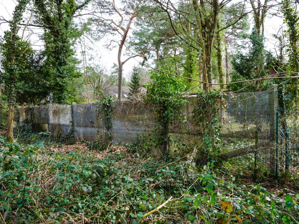 Rekonversion von Streckmetallgitterfeldern der DDR-Grenzanlagen als Gartenzaun in Kleinmachnow (1); Aufnahme 2015