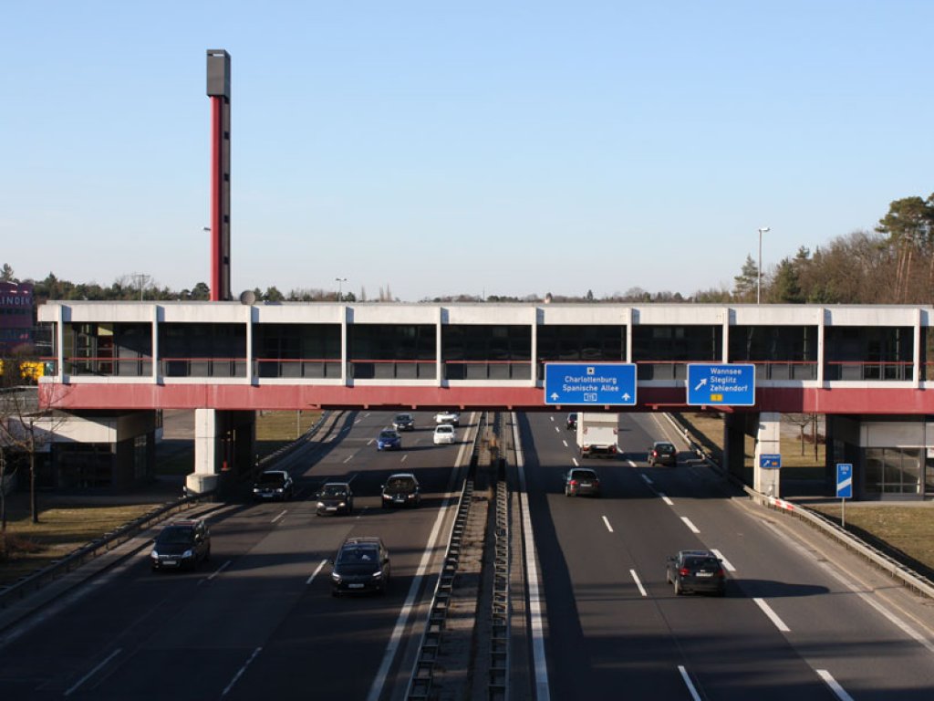 Brückenhaus des ehemaligen West-Berliner Grenzkontrollpunkts Dreilinden („Checkpoint Bravo“); Aufnahme 2015 Brückenhaus des ehemaligen West-Berliner Grenzkontrollpunkts Dreilinden („Checkpoint Bravo“); Aufnahme 2015