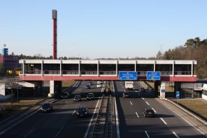Brückenhaus des ehemaligen West-Berliner Grenzkontrollpunkts Dreilinden („Checkpoint Bravo“); Aufnahme 2015