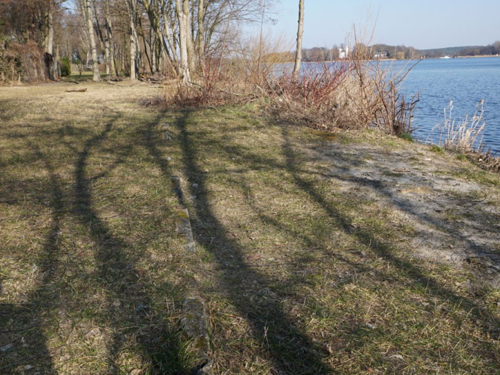 Fundamentreste der DDR-Grenzanlagen auf der Halbinsel Meedehorn bei Sacrow (im Hintergrund die Pfaueninsel); Aufnahme 2015