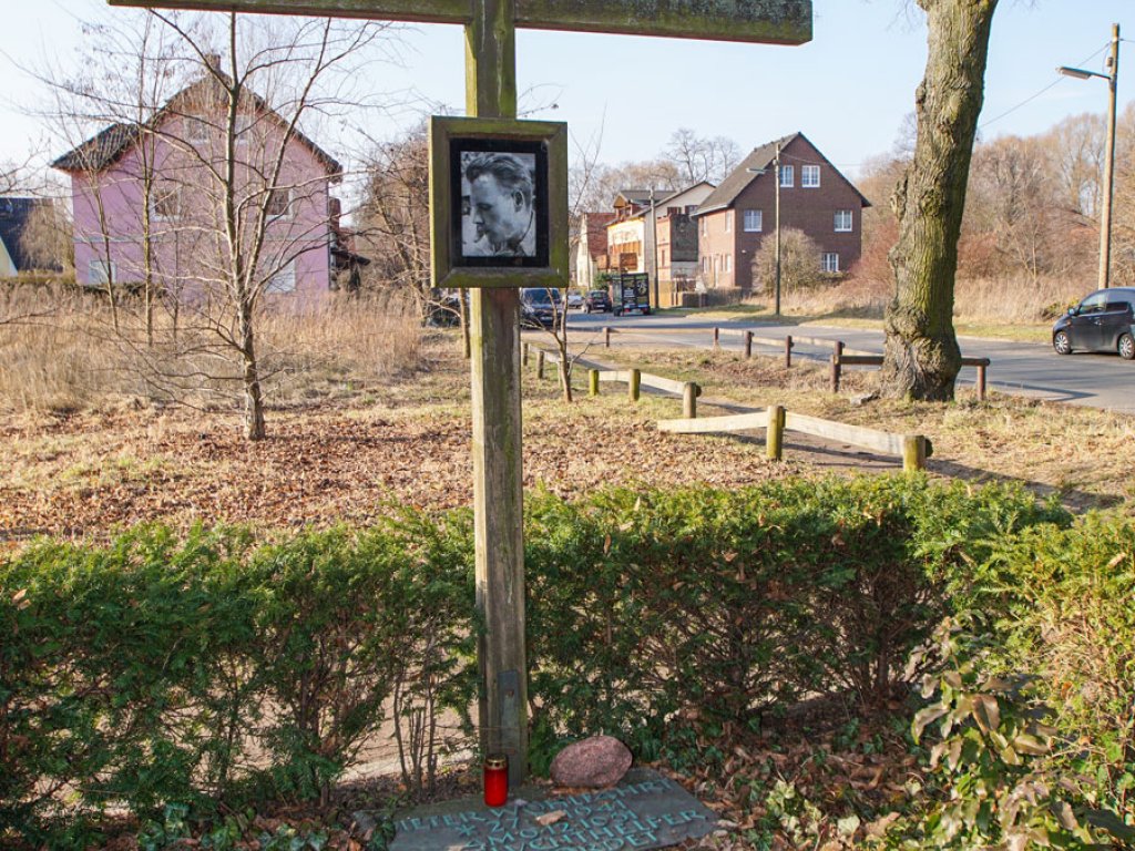 Gedenkkreuz für Dieter Wohlfahrt, der als studentischer Fluchthelfer am 9. Dezember 1961 erschossen wurde, in der Bergstraße in Staaken; Aufnahme 2015