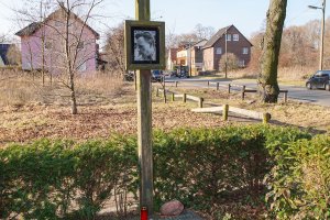 Gedenkkreuz für Dieter Wohlfahrt, der als studentischer Fluchthelfer am 9. Dezember 1961 erschossen wurde, in der Bergstraße in Staaken; Aufnahme 2015