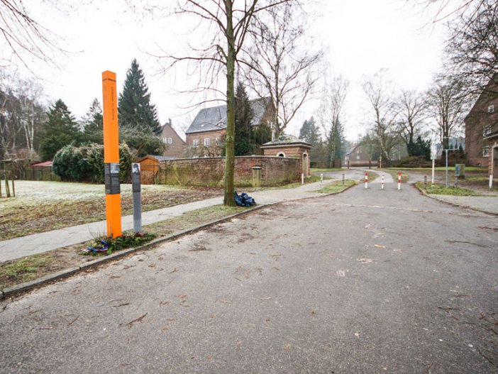 Gedenkstele für Marienetta Jirkowsky, die bei einem Fluchtversuch am 22. November 1980 erschossen wurde, am Ende der Florastraße in Hohen Neuendorf, gegenüber der Invalidensiedlung; Aufnahme 2015