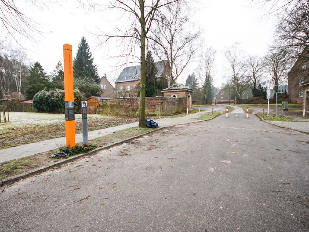 Gedenkstele für Marienetta Jirkowsky, die bei einem Fluchtversuch am 22. November 1980 erschossen wurde, am Ende der Florastraße in Hohen Neuendorf, gegenüber der Invalidensiedlung; Aufnahme 2015  Gedenkstele für Marienetta Jirkowsky, die bei einem Fluchtversuch am 22. November 1980 erschossen wurde, am Ende der Florastraße in Hohen Neuendorf, gegenüber der Invalidensiedlung; Aufnahme 2015