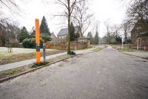 Gedenkstele für Marienetta Jirkowsky, die bei einem Fluchtversuch am 22. November 1980 erschossen wurde, am Ende der Florastraße in Hohen Neuendorf, gegenüber der Invalidensiedlung; Aufnahme 2015