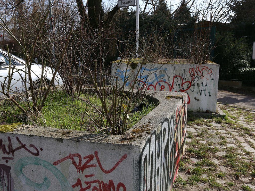 Blumenkastensperren als Zufahrtshindernisse ins Grenzgebiet nördlich der Bösebrücke (2); Aufnahme 2015