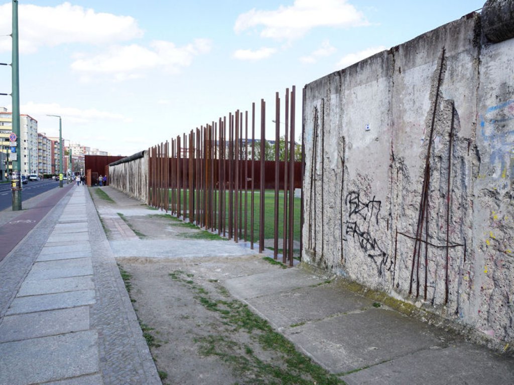 Nachzeichnung der Grenzmauer und erhaltene "Grenzmauer 75" auf dem Gedenkstättenareal an der Bernauer Straße; Aufnahme 2015