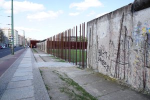 Nachzeichnung der Grenzmauer und erhaltene "Grenzmauer 75" auf dem Gedenkstättenareal an der Bernauer Straße; Aufnahme 2015