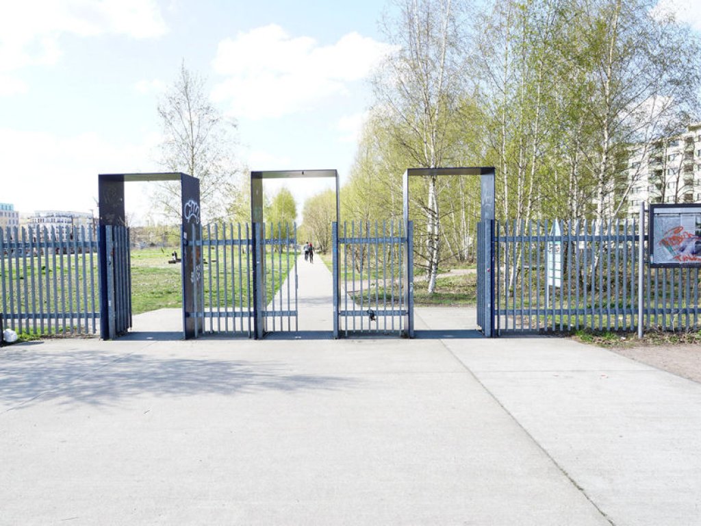 Eingang zum Park am Nordbahnhof mit Todesstreifen und Kolonnenweg an der Julie-Wolfthorn-Straße; Aufnahme 2015