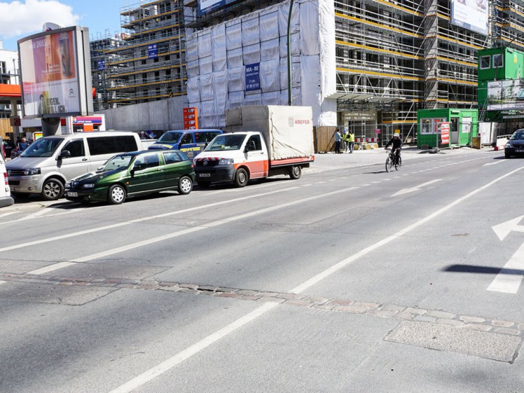 Grenzmarkierung und Spuren des Grenzübergangs Chausseestraße in der Fahrbahndecke in der Chaussee-/Ecke Liesenstraße (2); Aufnahme 2015 Grenzmarkierung und Spuren des Grenzübergangs Chausseestraße in der Fahrbahndecke in der Chaussee-/Ecke Liesenstraße (2); Aufnahme 2015