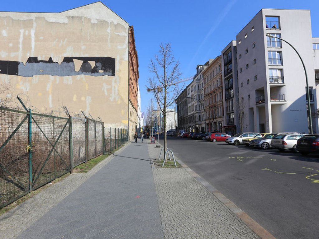 Die Neugeburt der Zimmerstraße: zurückgebauter Todesstreifen mit Blick in Richtung Checkpoint Charlie; Aufnahme 2015