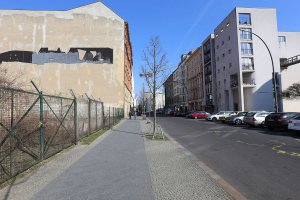 Die Neugeburt der Zimmerstraße: zurückgebauter Todesstreifen mit Blick in Richtung Checkpoint Charlie; Aufnahme 2015