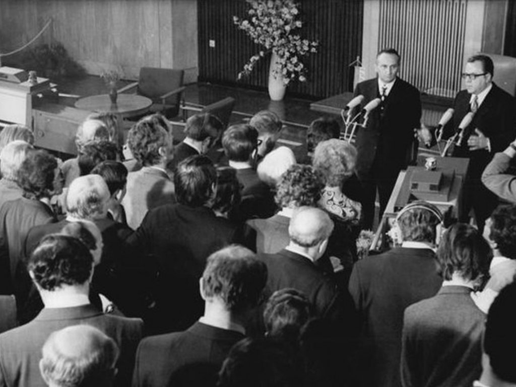 Nach der Unterzeichnung des Grundlagenvertrages zwischen der DDR und der Bundesrepublik in Ost-Berlin: Pressegespräch mit Michael Kohl (r.) und Egon Bahr (l.); Aufnahme 21. Dezember 1972