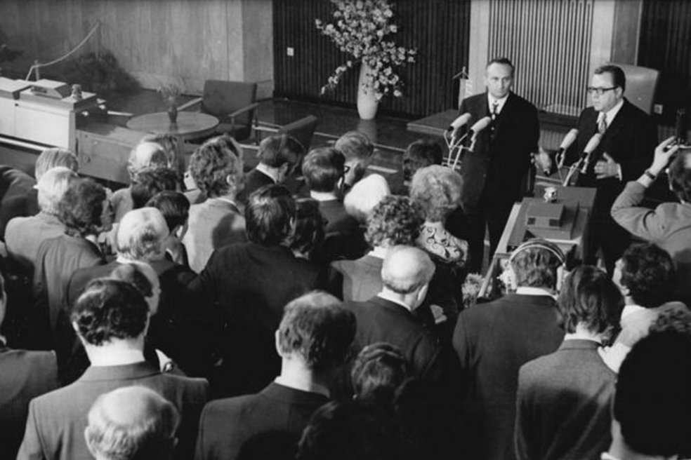 Nach der Unterzeichnung des Grundlagenvertrages zwischen der DDR und der Bundesrepublik in Ost-Berlin: Pressegespr&auml;ch mit Michael Kohl (r.) und Egon Bahr (l.); Aufnahme 21. Dezember 1972