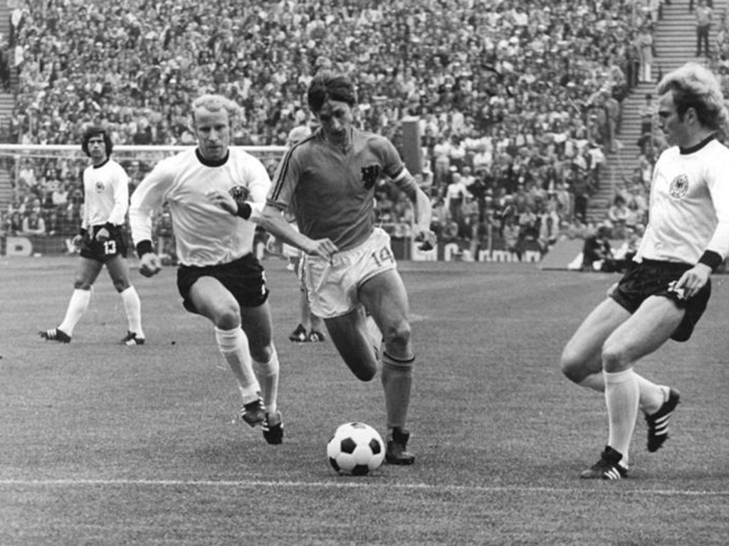 Beim Finale der X. Fußballweltmeisterschaft gewinnt die Bundesrepublik mit einem 2:1-Sieg über die Niederlande: (v. l. n. r.) Berti Vogts, Johannes Cruyff und Uli Hoeness; Aufnahme 7. Juli 1974