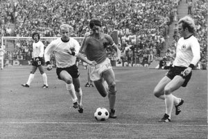 Beim Finale der X. Fußballweltmeisterschaft gewinnt die Bundesrepublik mit einem 2:1-Sieg über die Niederlande: (v. l. n. r.) Berti Vogts, Johannes Cruyff und Uli Hoeness; Aufnahme 7. Juli 1974