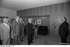 Kurt Hager (v. r. n. l.), Mitglied des Politbüros und Sekretär des ZK der SED, mit Erich Honecker, Egon Krenz und Erich Mielke; Aufnahme 24. Juli 1987