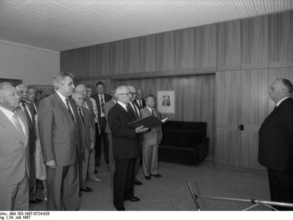 Kurt Hager (v. r. n. l.), Mitglied des Politbüros und Sekretär des ZK der SED, mit Erich Honecker, Egon Krenz und Erich Mielke; Aufnahme 24. Juli 1987