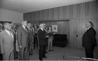Kurt Hager (v. r. n. l.), Mitglied des Politbüros und Sekretär des ZK der SED, mit Erich Honecker, Egon Krenz und Erich Mielke; Aufnahme 24. Juli 1987