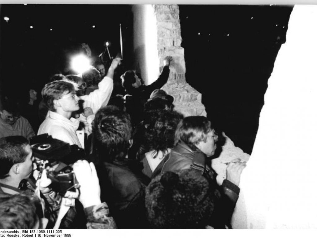 Errichtung des neuen Grenzüberganges Eberswalder Strasse, der am nächsten Tag eröffnet werden soll; Aufnahme 10. November 1989