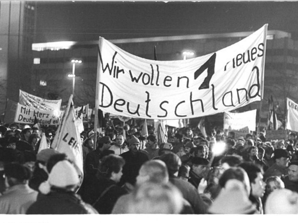 Leipziger Montagsdemonstration: Demonstranten fordern ein vereintes Deutschland; Aufnahme 11. Dezember 1989
