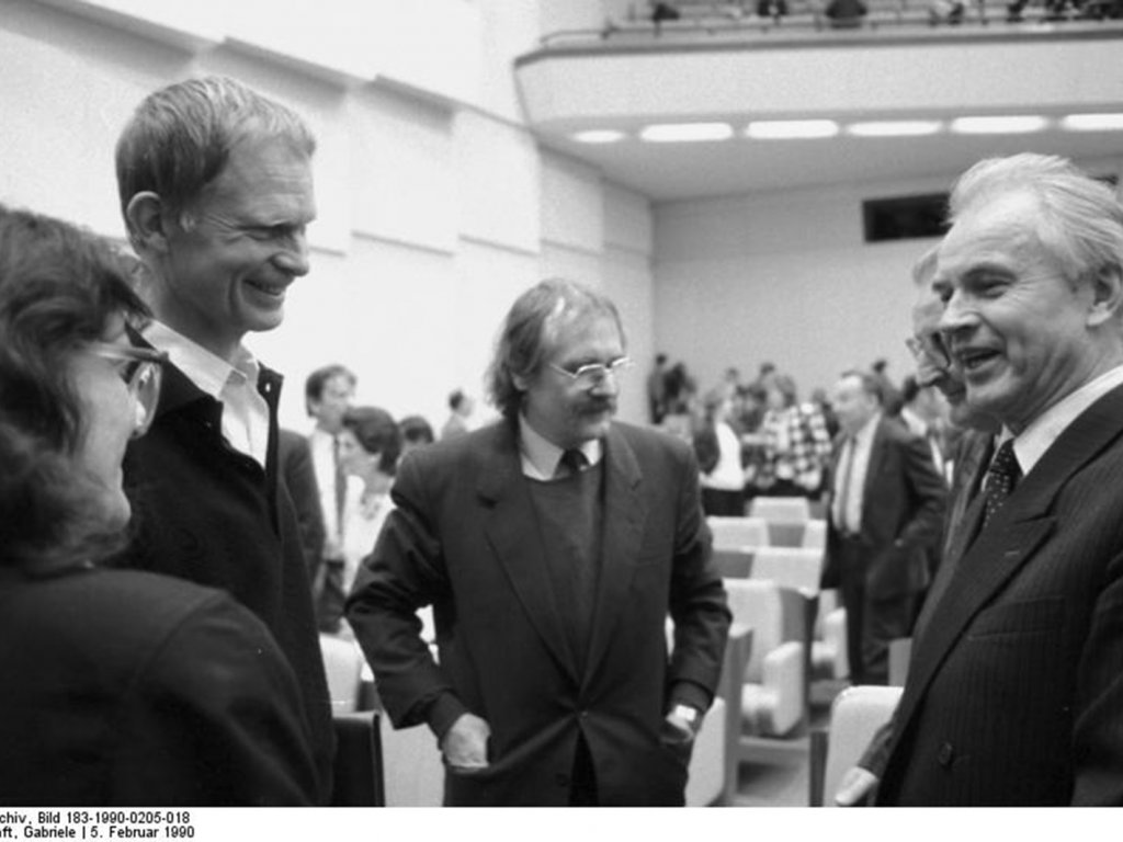 16. Volkskammertagung: Künftig werden 13 Parteien und Gruppierungen der DDR an einer Regierung der nationalen Verantwortung beteiligt sein (v. l. n. r.: Tatjana Böhm, Klaus Schlüter, Gerd Poppe und Hans Modrow); Aufnahme 5. Februar 1990)