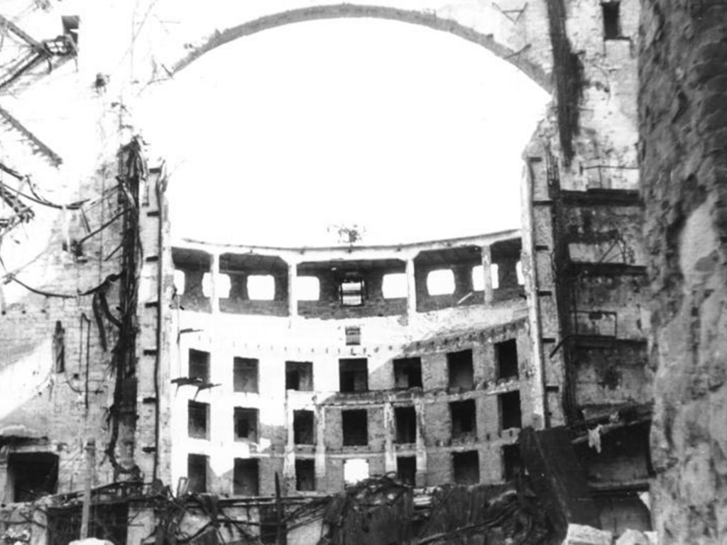 In der Nacht vom 13. zum 14. Februar 1945 wird die Semperoper in Dresden bei Luftangriffen stark zerstört; Aufnahme 1945