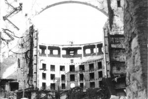 In der Nacht vom 13. zum 14. Februar 1945 wird die Semperoper in Dresden bei Luftangriffen stark zerstört; Aufnahme 1945