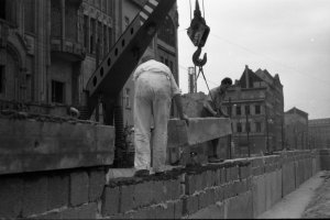 DDR-Bauarbeiter erhöhen unter Bewachung von Grenzposten die Mauer; Aufnahmedatum unbekannt