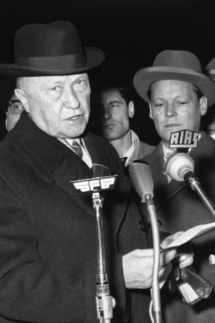 Bundeskanzler Konrad Adenauer (l. neben dem Regierenden Bürgermeiser Willy Brandt) spricht bei seinem ersten Berlinbesuch nach der Grenzschließung zu den West-Berlinern; Aufnahme 22. August 1961