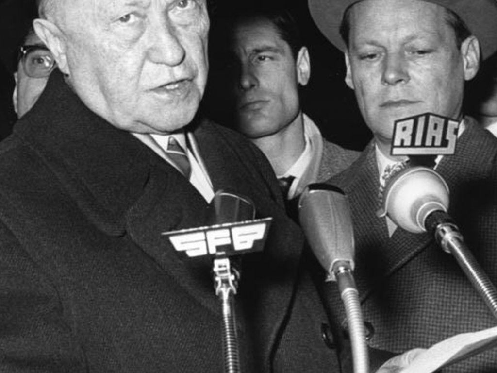Bundeskanzler Konrad Adenauer (l. neben dem Regierenden Bürgermeiser Willy Brandt) spricht bei seinem ersten Berlinbesuch nach der Grenzschließung zu den West-Berlinern; Aufnahme 22. August 1961 Bundeskanzler Konrad Adenauer (l. neben dem Regierenden Bürgermeiser Willy Brandt) spricht bei seinem ersten Berlinbesuch nach der Grenzschließung zu den West-Berlinern; Aufnahme 22. August 1961