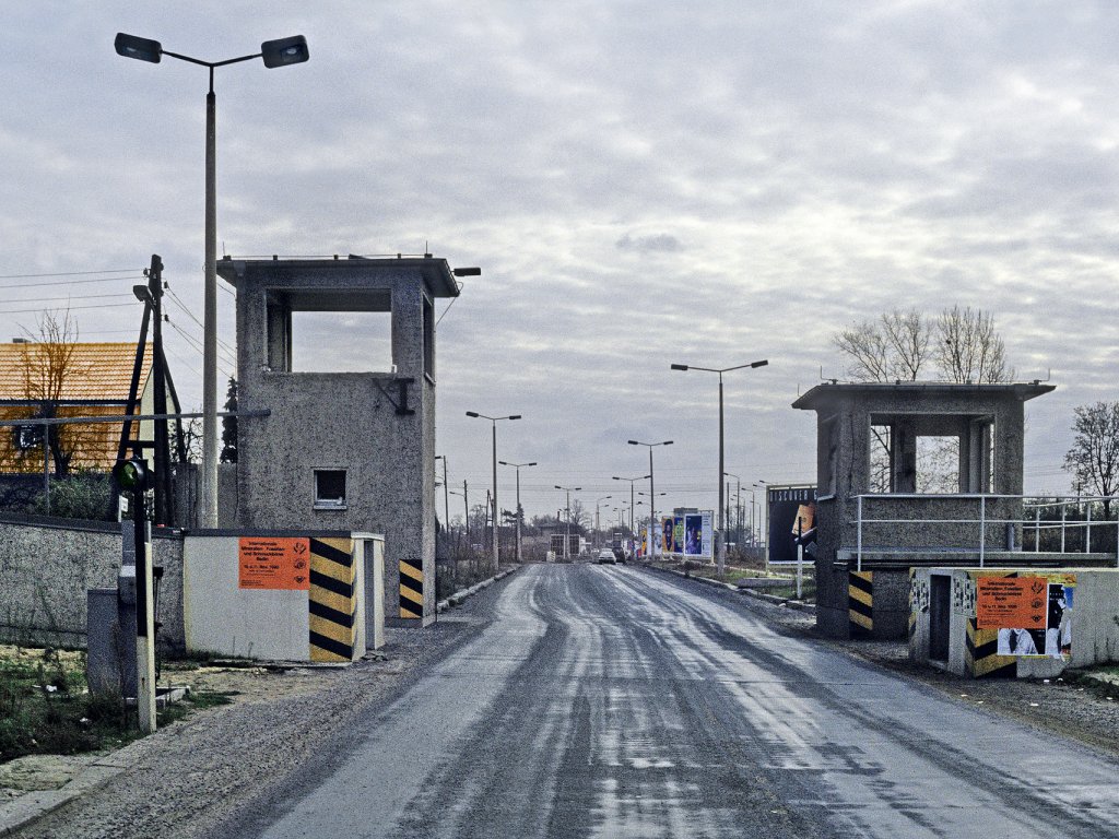 Rechts und links von der Waltersdorfer Chaussee stehen zwei unbesetzte Postenhäuser. Die Straße dazwischen ist offen, keine Schranken begrenzen die Durchfahrt.