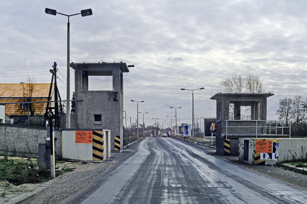 Rechts und links von der Waltersdorfer Chaussee stehen zwei unbesetzte Postenhäuser. Die Straße dazwischen ist offen, keine Schranken begrenzen die Durchfahrt.