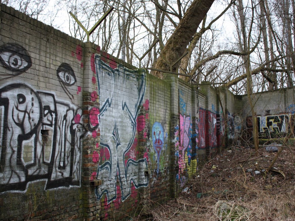 Ziegelmauer mit Y-Abweisern und seitlich montierten Kabelleitrohren als Teil der frühen Sperranlagen zwischen Pankow und Reinickendorf (Foto 5)