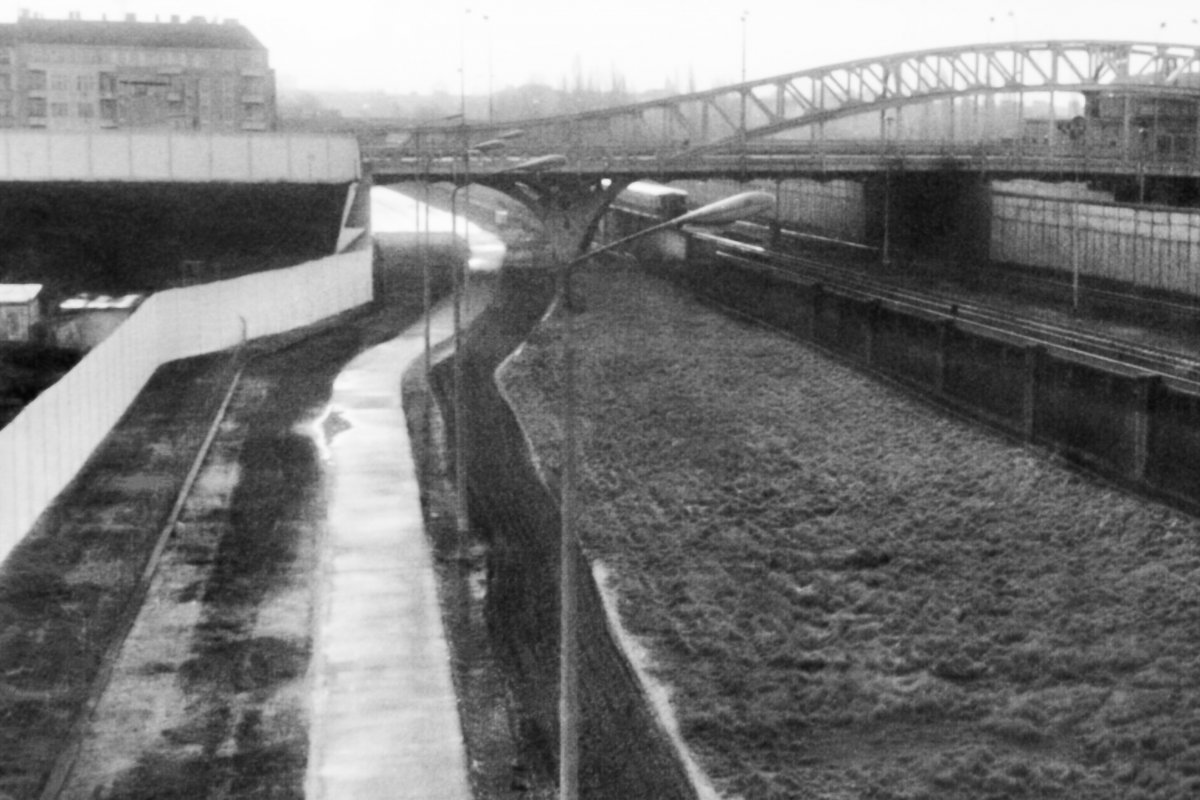 Blick auf die Bösebrücke (Bornholmer Straße), Richtung Süden, Aufnahme 1980er Jahre