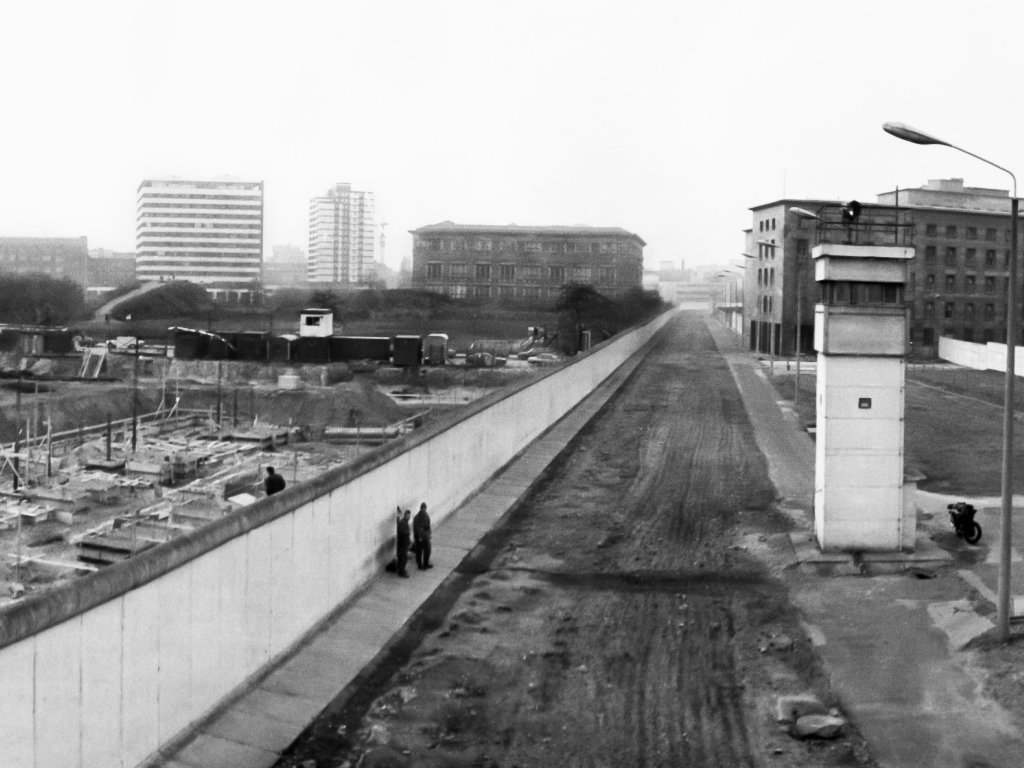Gropius Bau und Haus der Ministerien (heute: Finanzministerium), Aufnahme 1980er Jahre Gropius Bau und (DDR-) Haus der Ministerien (rechts, heute: Bundesfinanzministerium), Aufnahme 1980er Jahre