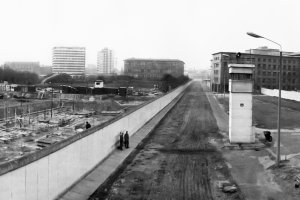 Gropiusbau und (DDR-) Haus der Ministerien (rechts, heute: Bundesfinanzministerium), Aufnahme 1980er Jahre