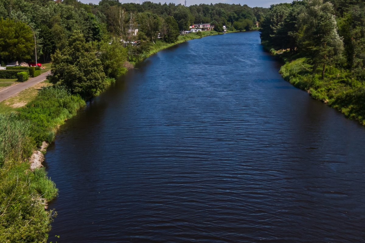 Teltowkanal, ehemaliger DDR-Wasser-Grenzübergang Dreilinden, Blick von der Kolonnenwegbrücke des Todesstreifens / von der stillgelegten Autobahnbrücke des alten AVUS-Zubringers