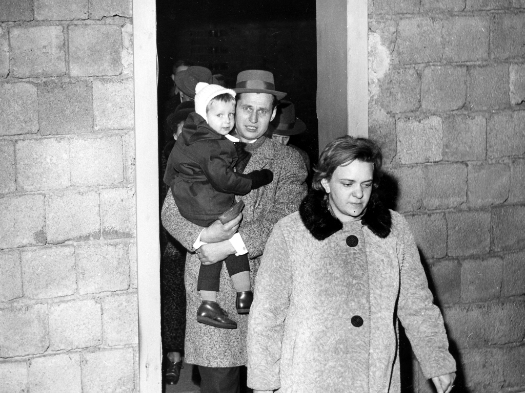 Passierscheinabkommen Der RIAS-Fotograf Karl-Heinz Schubert dokumentierte die ersten Besuche der West-Berliner Verwandten an den Grenzübergängen Sonnenallee und Oberbaumbrücke, Dezember 1963