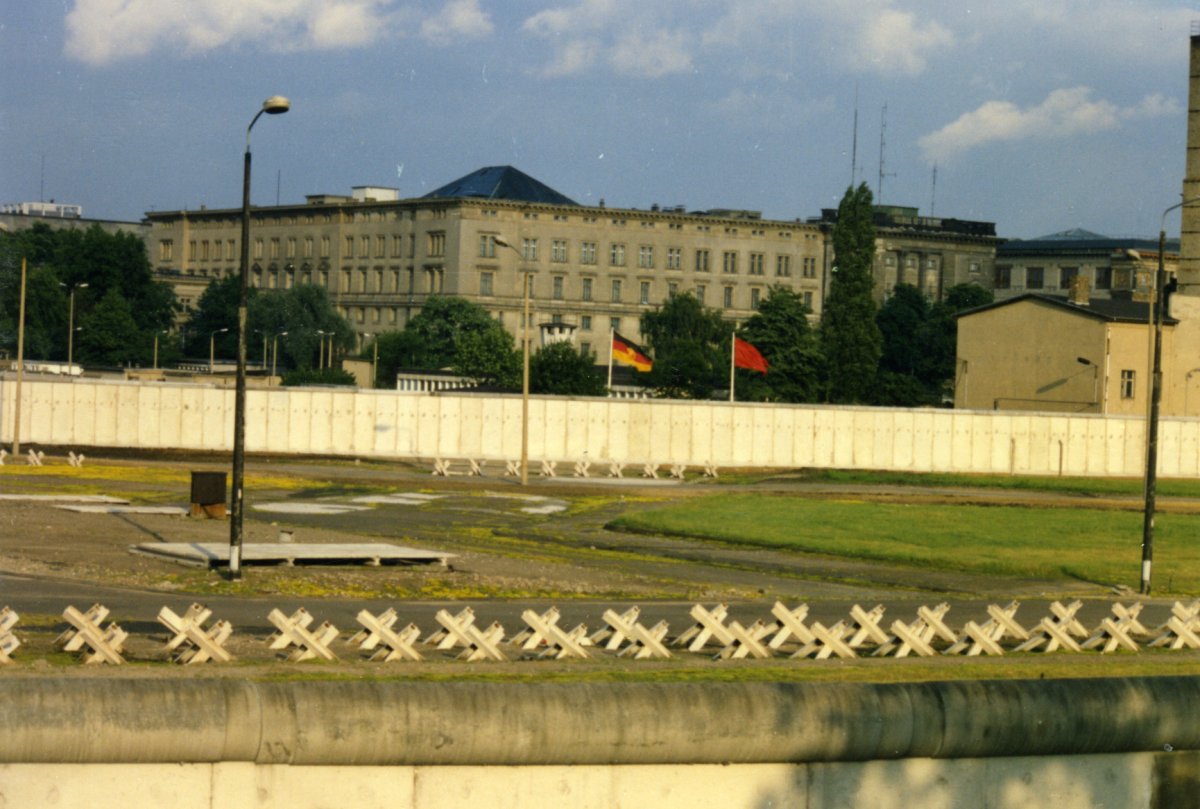 Blick &uuml;ber den Grenzstreifen am Potsdamer Platz, im Hintergrund der Wachturm der Erna-Berger-Stra&szlig;e, November 1989
