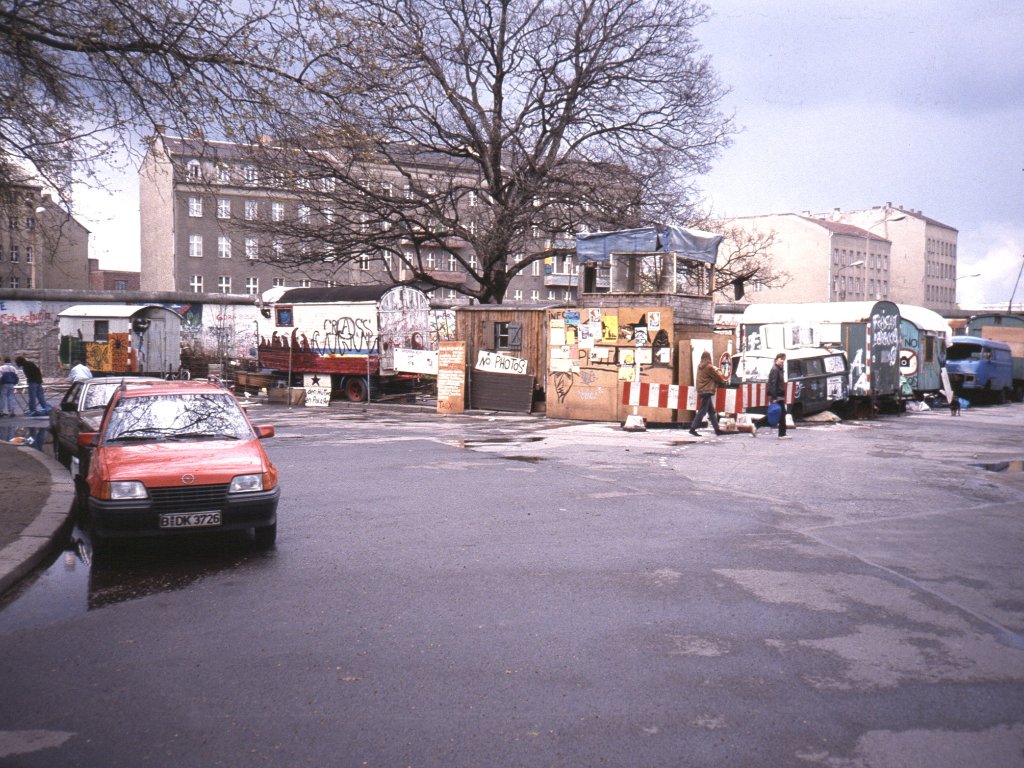 „Baumhaus an der Mauer“ und Wagenplatz, April 1990