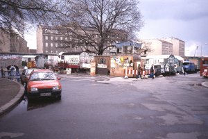 „Baumhaus an der Mauer“ und Wagenplatz, April 1990